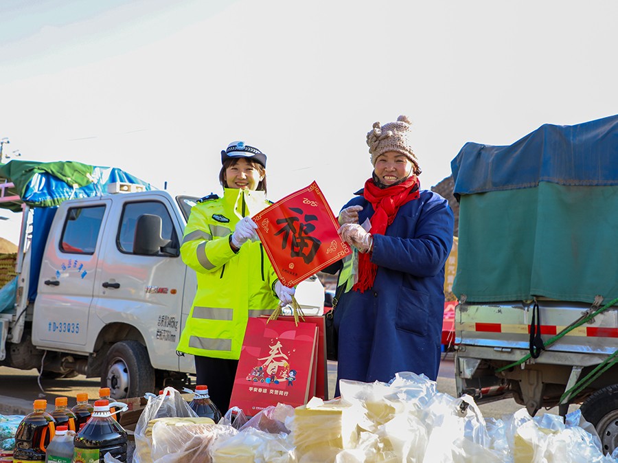 （WqEＹ组图3）兰州交警开展春运启动日(38026154)-20250114204138