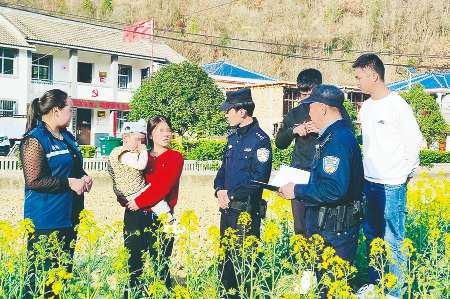 康县公安局大南峪派出所民警联合双协员、综治办工作人员在花庙村开展矛盾纠纷调解工作（3月25日拍摄）。新甘肃·甘肃法治报通讯员余刚摄(1)