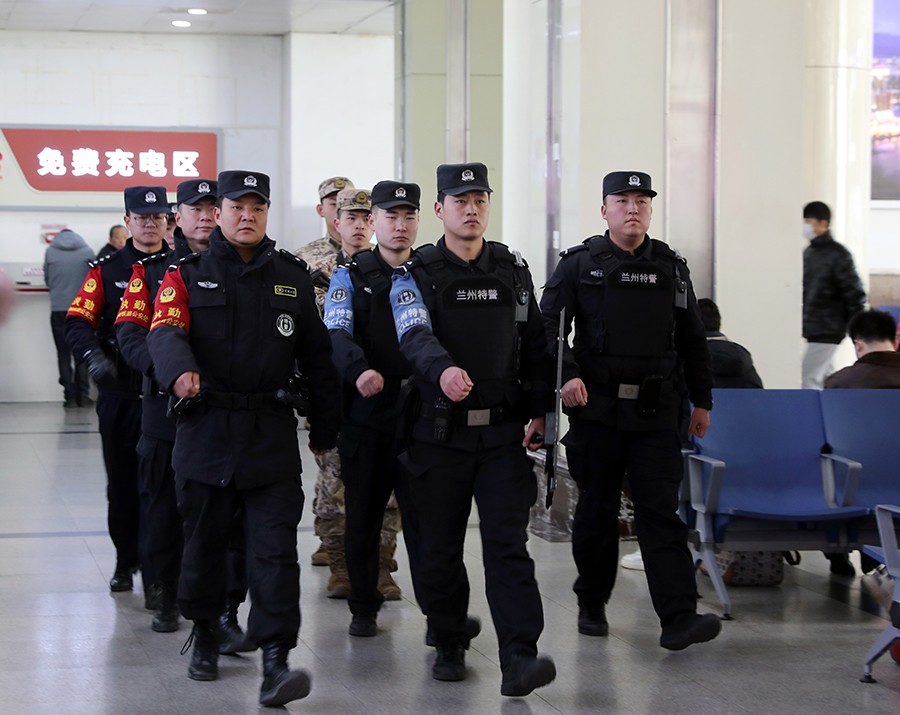 （WAQＹE  组图1）兰州公安开启春运(38033460)-20250115163837