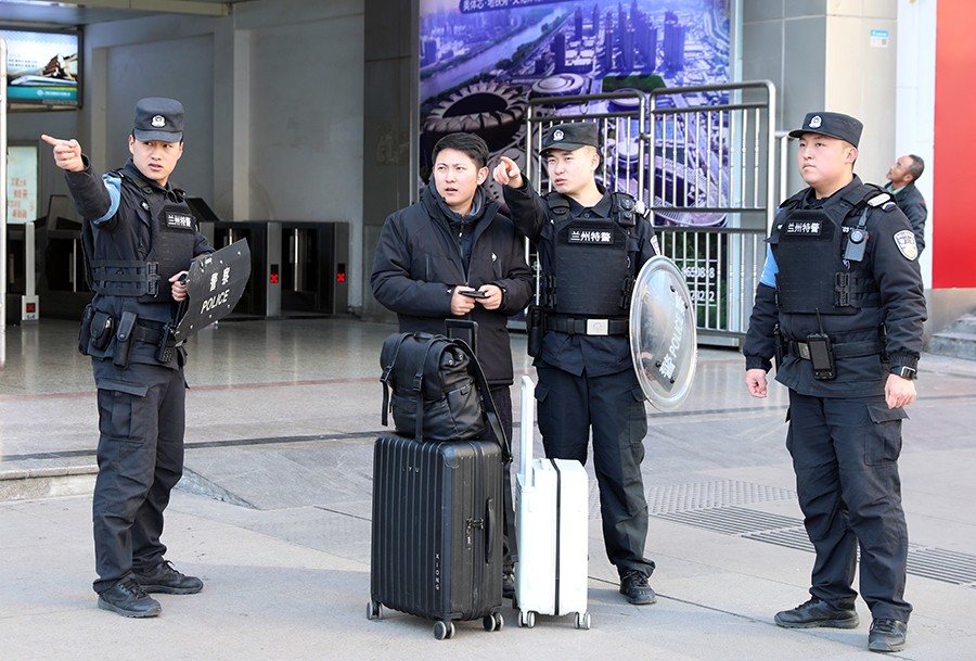 （AQＹE  组图2）兰州公安开启春运“(38033459)-20250115163844