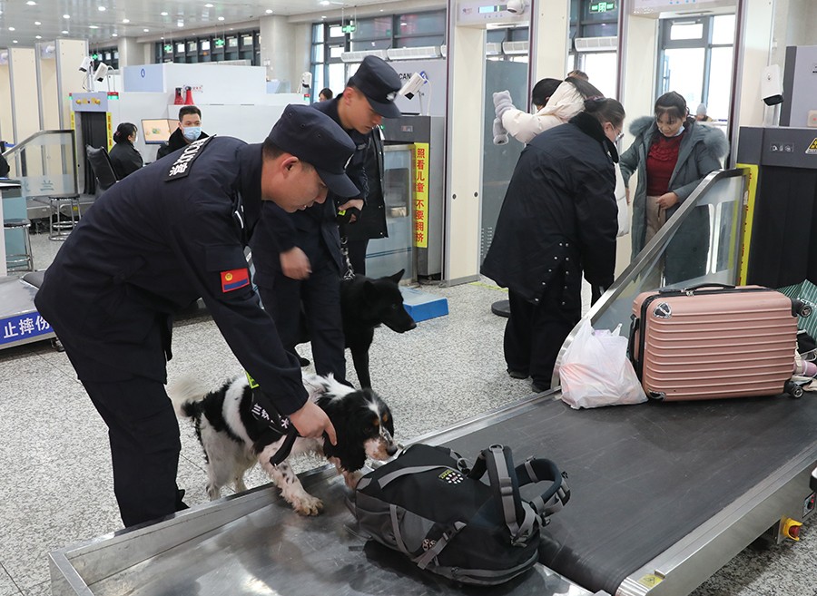（AQＹE  组图3）兰州公安开启春运“(38033457)-20250115163901
