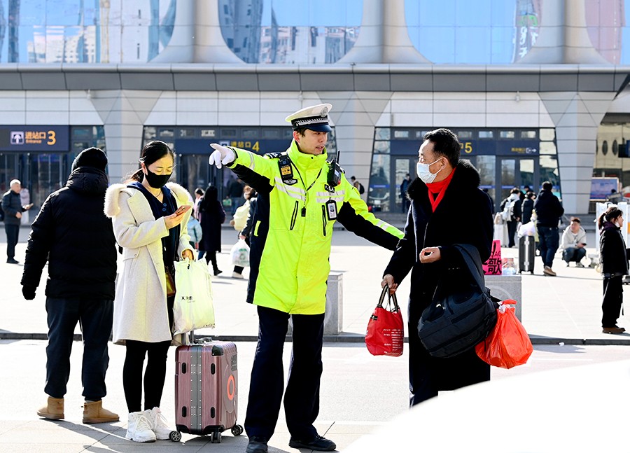 （WAQＹE  组图6）兰州公安开启春运(38033454)-20250115171915