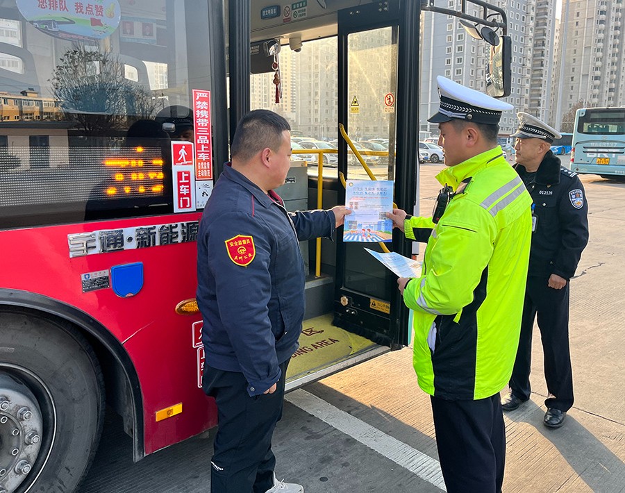 （AQEY图片新闻）安宁交警开展春运前安(37980375)-20250117094645