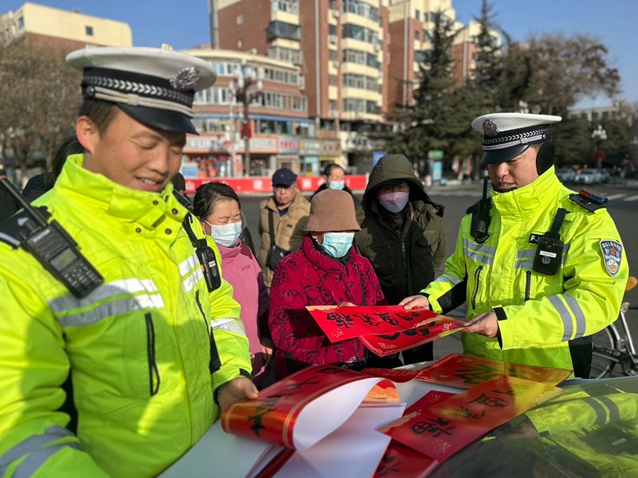 （WAQEＹ图片新闻）西固交警开展交通安(38095611)-20250117154407