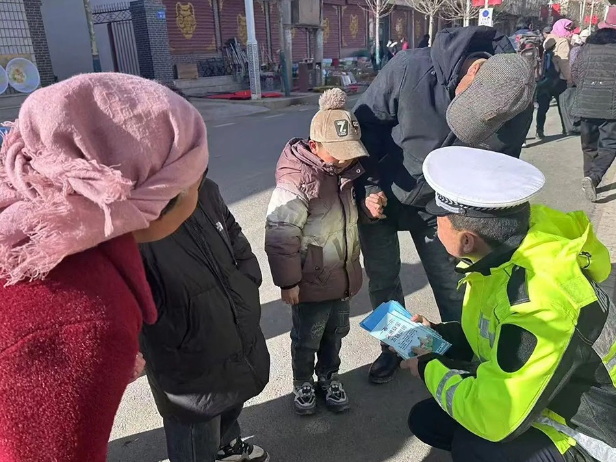 （wEY图片新闻）关爱“一老一少” 铺就(38111957)-20250117161042
