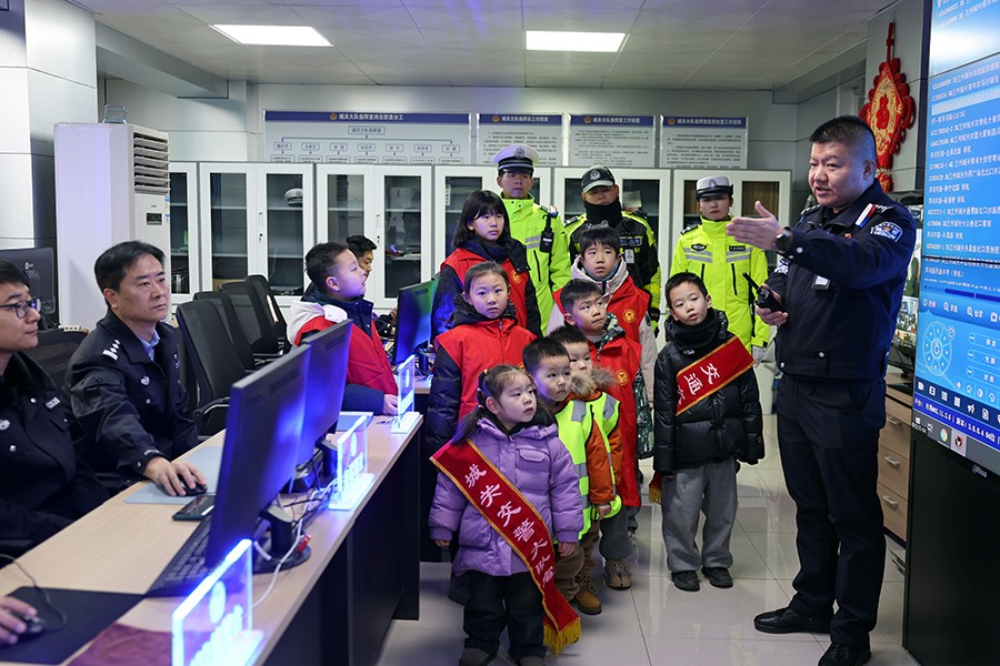 （AqEY，图片新闻）萌娃进警营警心润童(38157463)-20250120102609