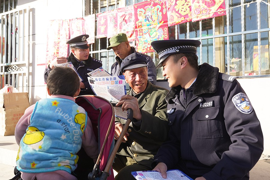 （wqEY配图）入户走访知民意 倾听民声(38371965)-20250124160437