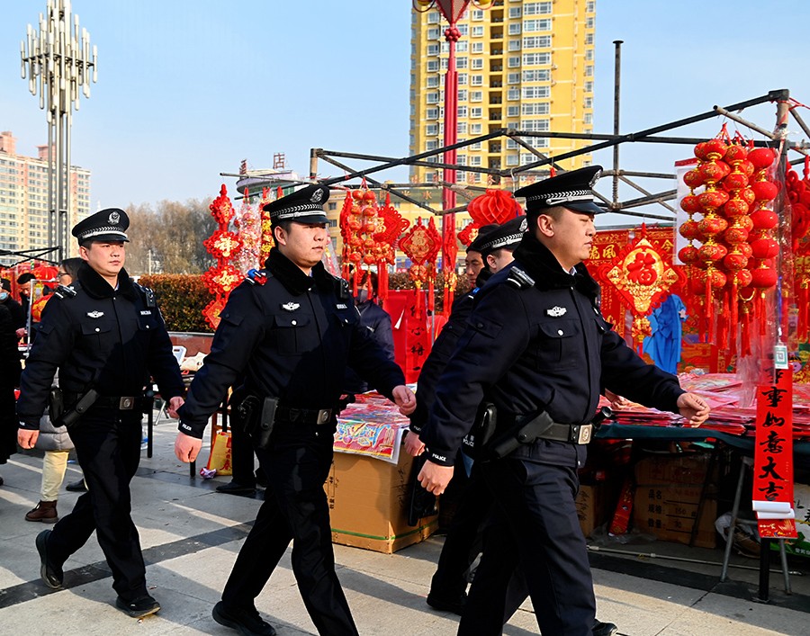 （wqEY图片新闻）赶大集  守安全(38374006)-20250124160633