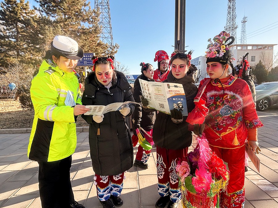 （WAqEY，图片新闻）双湾社火添“警”(38501238)-20250207154211