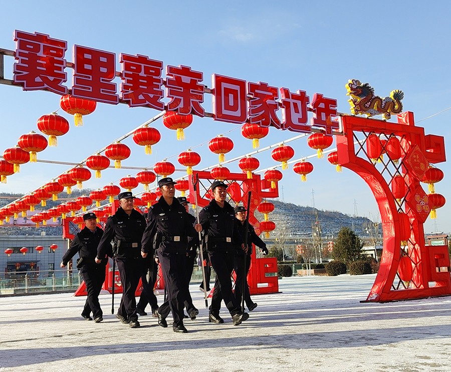 (wAQEY图片新闻)民警巡逻护平安(38516967)-20250208102449