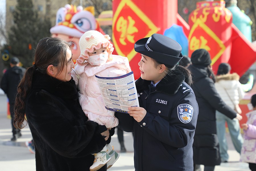 (WAqEＹ图片新闻)社火闹新春  公安(38544693)-20250210110054