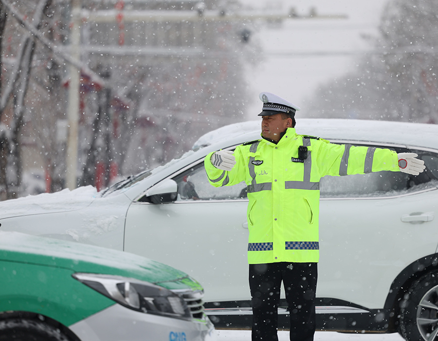 （QEY图片新闻）正宁公安：战风雪保畅通(38585167)-20250212105621