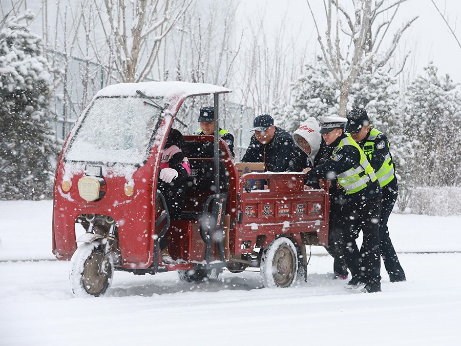 （wAQEY图片新闻）正宁公安：战风雪保(38582667)-20250212151819