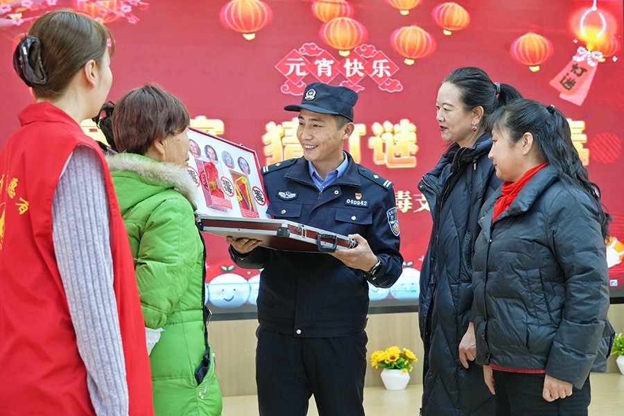 （WAqEＹ配图）闹元宵 猜灯谜 共禁毒(38610056)-20250213110055