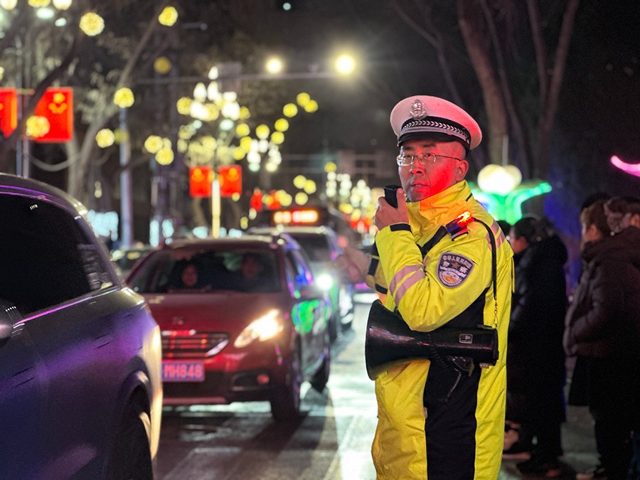（qEＹ图片新闻）万家灯火元宵夜 交警坚(38646086)-20250214093942