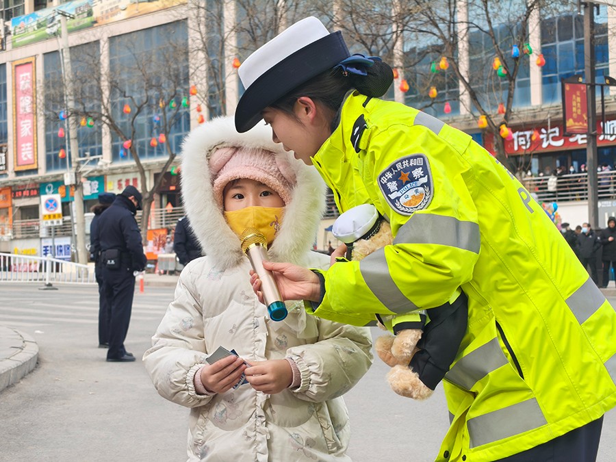 （AqEＹ图片新闻）榆中公安交警巧借社火(38644818)-20250214094144