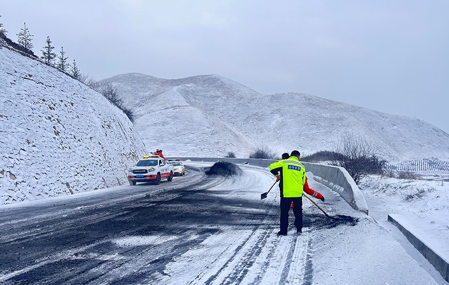 （wAQEY配图）甘南交警全力保障雪天交(38662107)-20250214112147