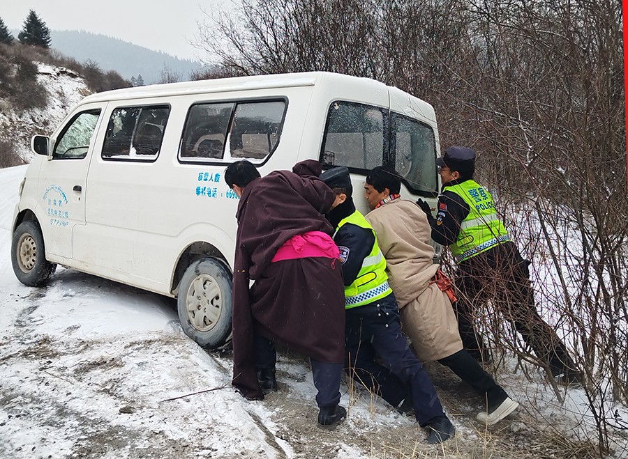 (AQEY图片新闻)雪天路滑车辆被困 警(38672856)-20250217115540