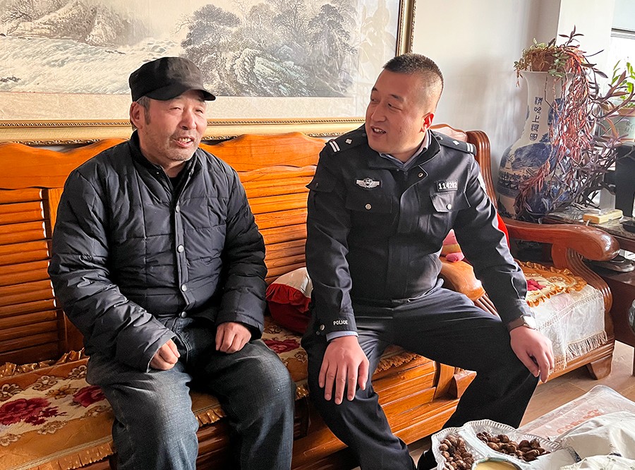 (WAQEＹ图片新闻)公安民警入户访民情(38693142)-20250217173608