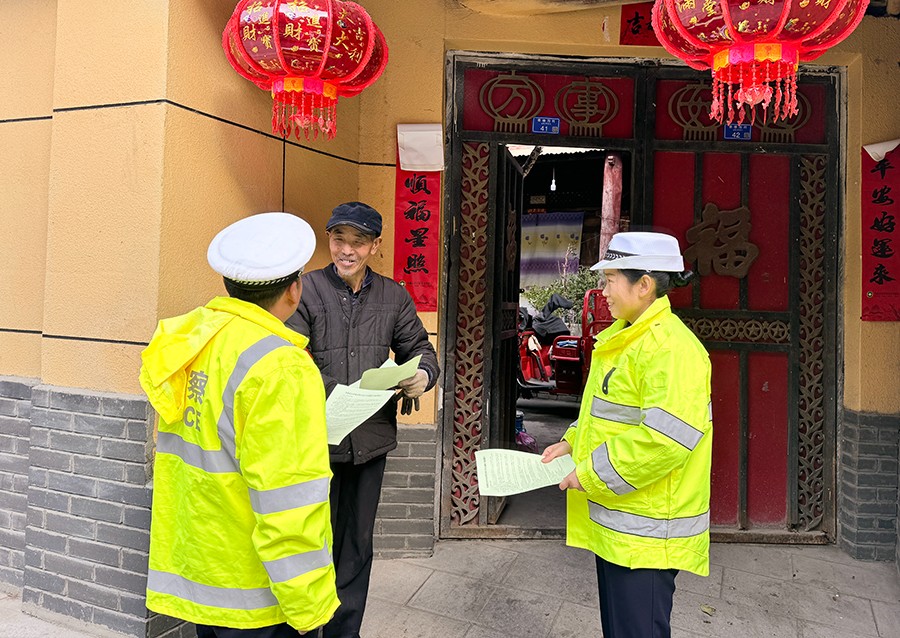 （WAQEＹ图片新闻）“敲门行动”送平安(38677368)-20250217173852