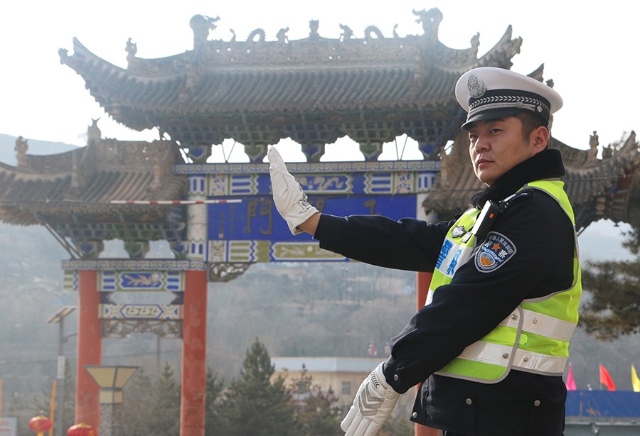 （wAQEＹ图片新闻）交警进景区  守护(38718276)-20250218144857