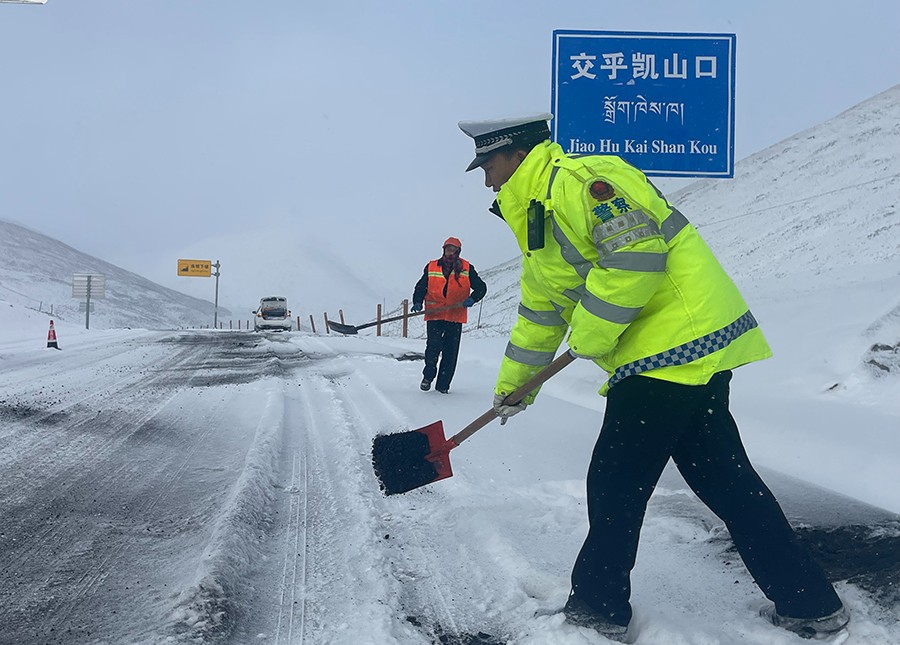（WAEQY图片新闻）夏河交警除雪保畅通(38723092)-20250218165622