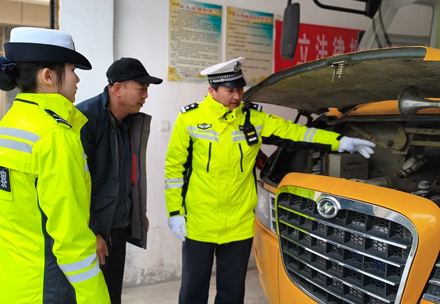 （wAQEＹ图片新闻）检查校车安全(38763661)-20250220150925
