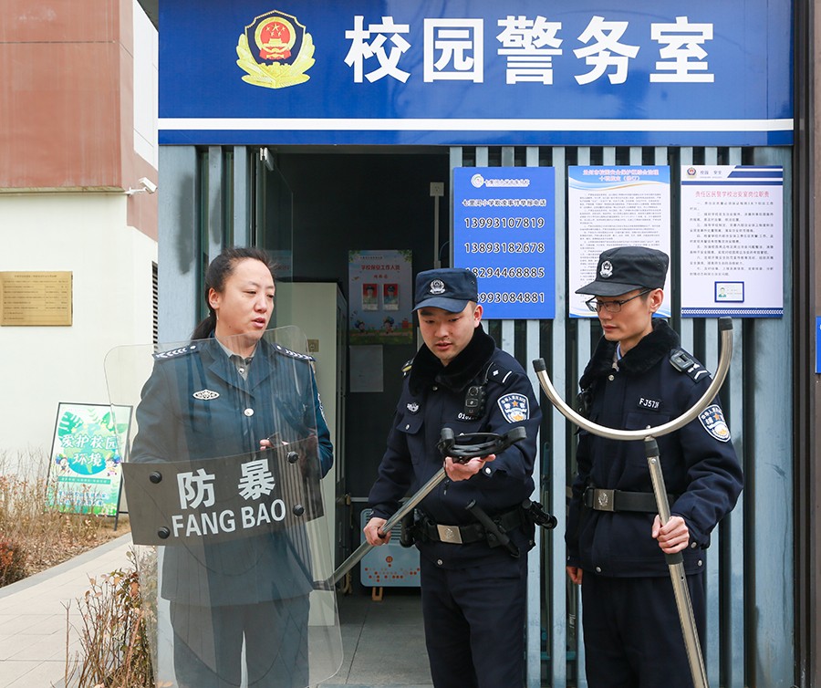 （QEY图片新闻）守护“开学季” 撑起“(38827473)-20250224092645