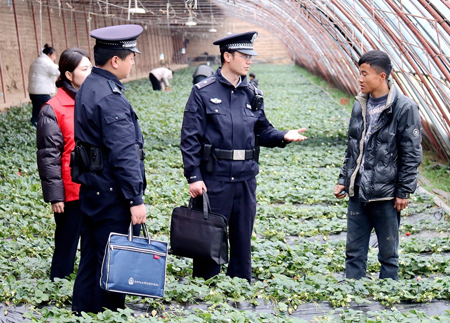 (AEY图片新闻)驻村民警深入田间地头开(38820521)-20250224143412