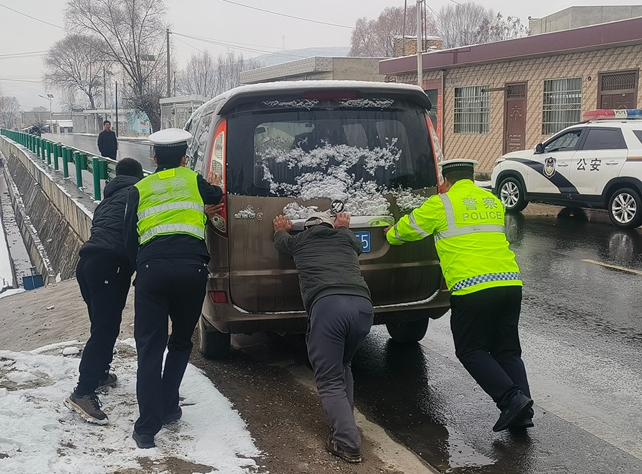 （WAqEY图片新闻）公安交警“闻雪而动(38810053)-20250224151527