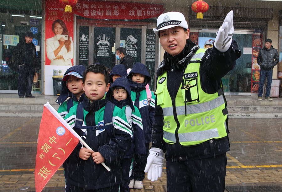 QEY图片新闻_通渭交警守好“护学岗”(38877257)-20250226134452