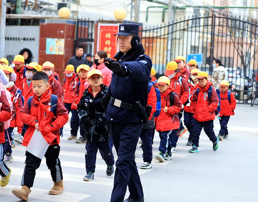 （QYE配图）庆城：开学首日公安“不缺席(38877156)-20250226135352
