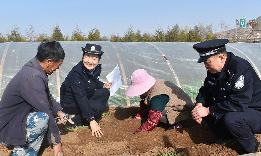 WAQEY图片新闻_护航春耕到田间(38899146)-20250227101409