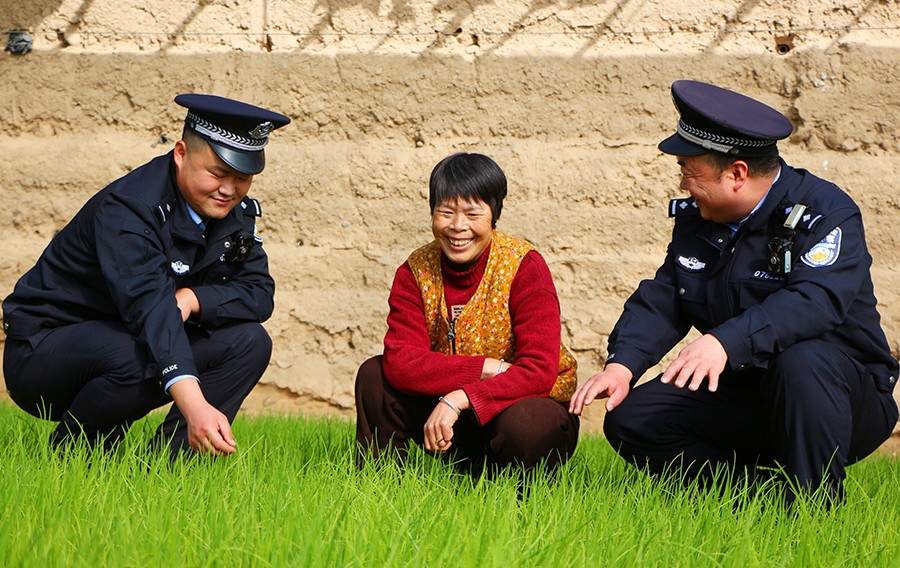 （AQEY图片新闻）“警察蓝”守护“开春(38936772)-20250228095304