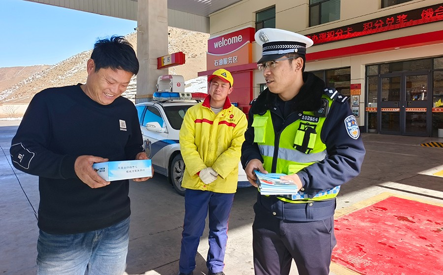 （WAqEY图片新闻）交警走进加油站 加(38940575)-20250302144510