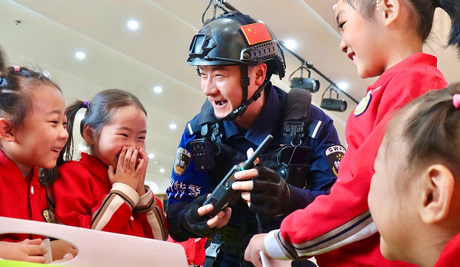 （WAQＹE图片新闻）警幼零距离 平安伴(38931056)-20250302144715