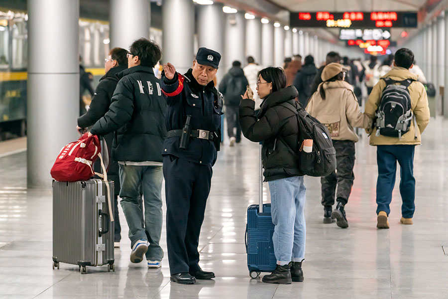 （AQEY图片新闻）_兰州铁警为返程旅客(38892232)-20250303172731
