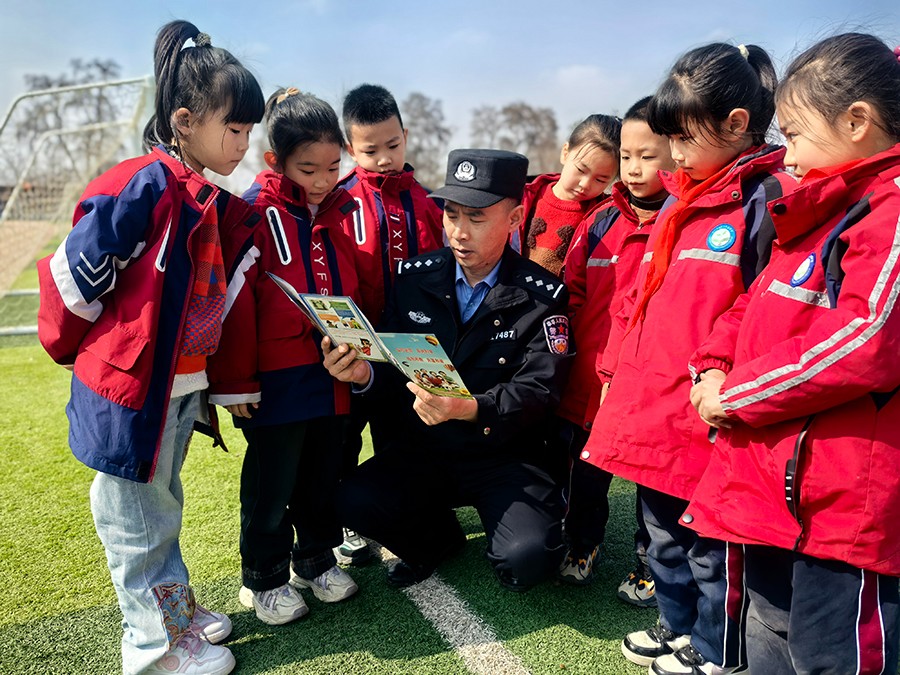 （WAQEＹ图片新闻）法治护航成长路(39037904)-20250304153502