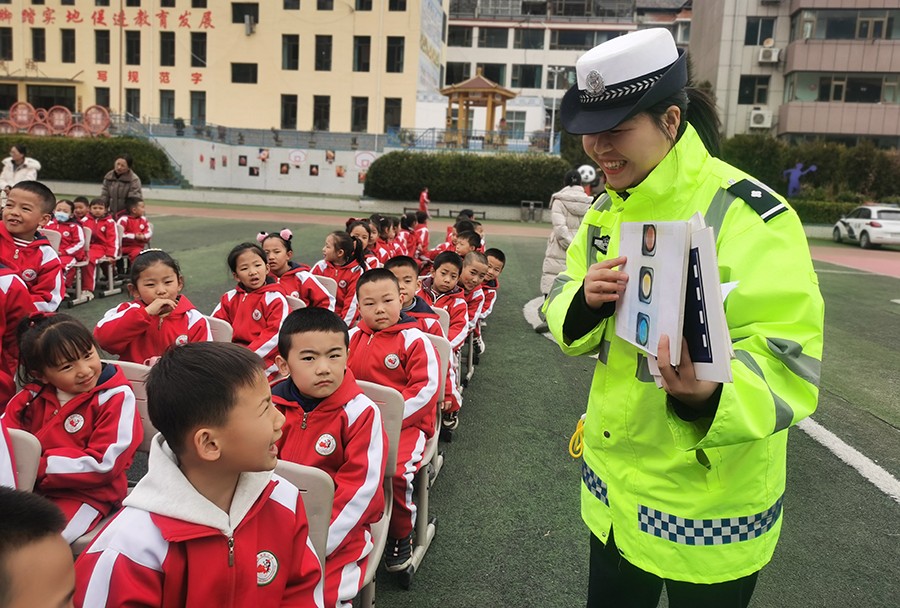 （wAQEＹ图片新闻）交通安全宣传进校园(39080716)-20250306102910