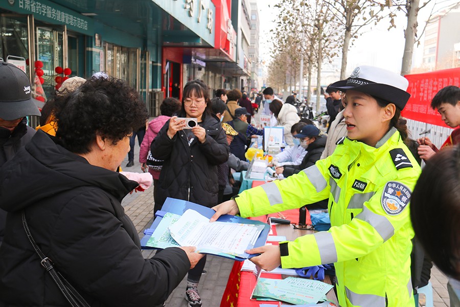 （wAQEＹ图片新闻）七里河交警开展学雷(39080840)-20250306104039