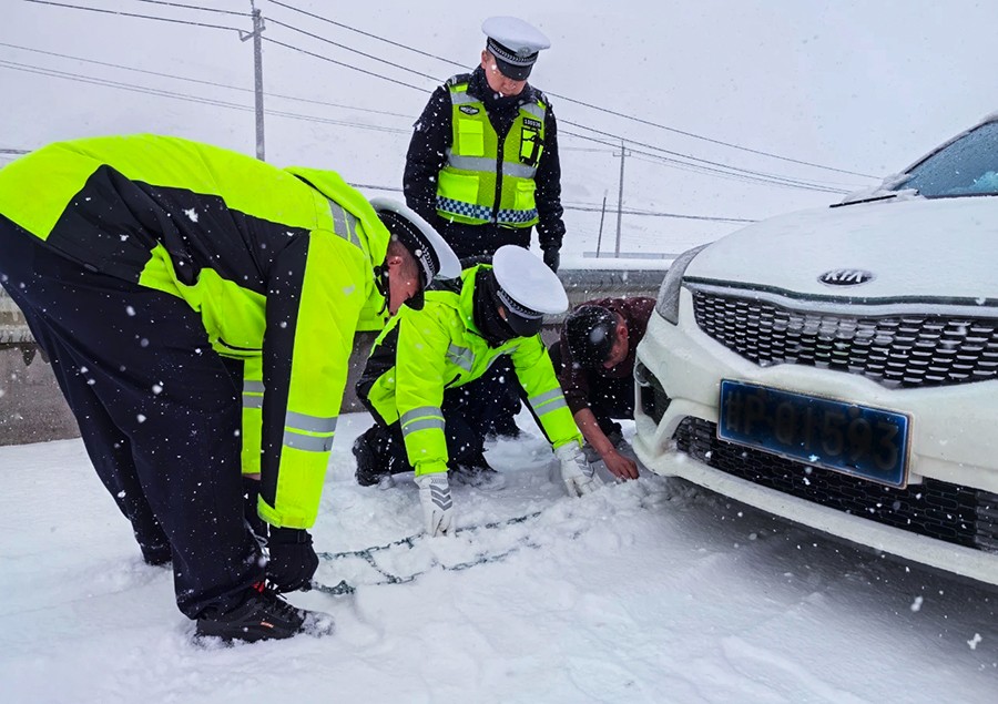 （wAQEＹ配图）合作交警雪天执勤守护平(39138934)-20250306161043