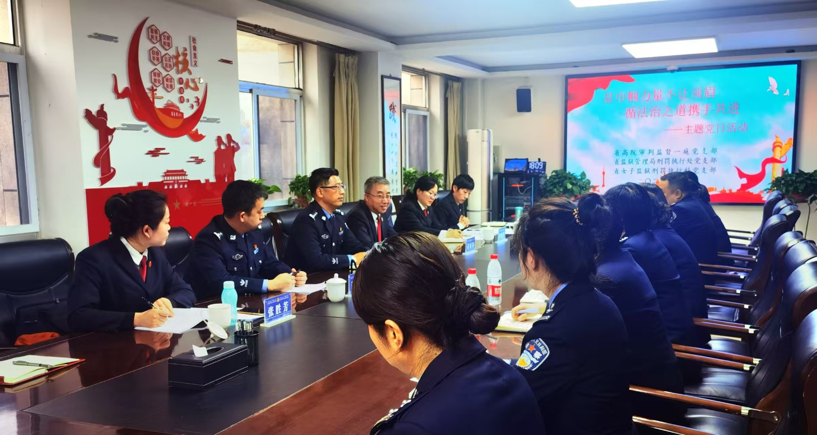 党员们分享自己的学习感悟和工作经验。