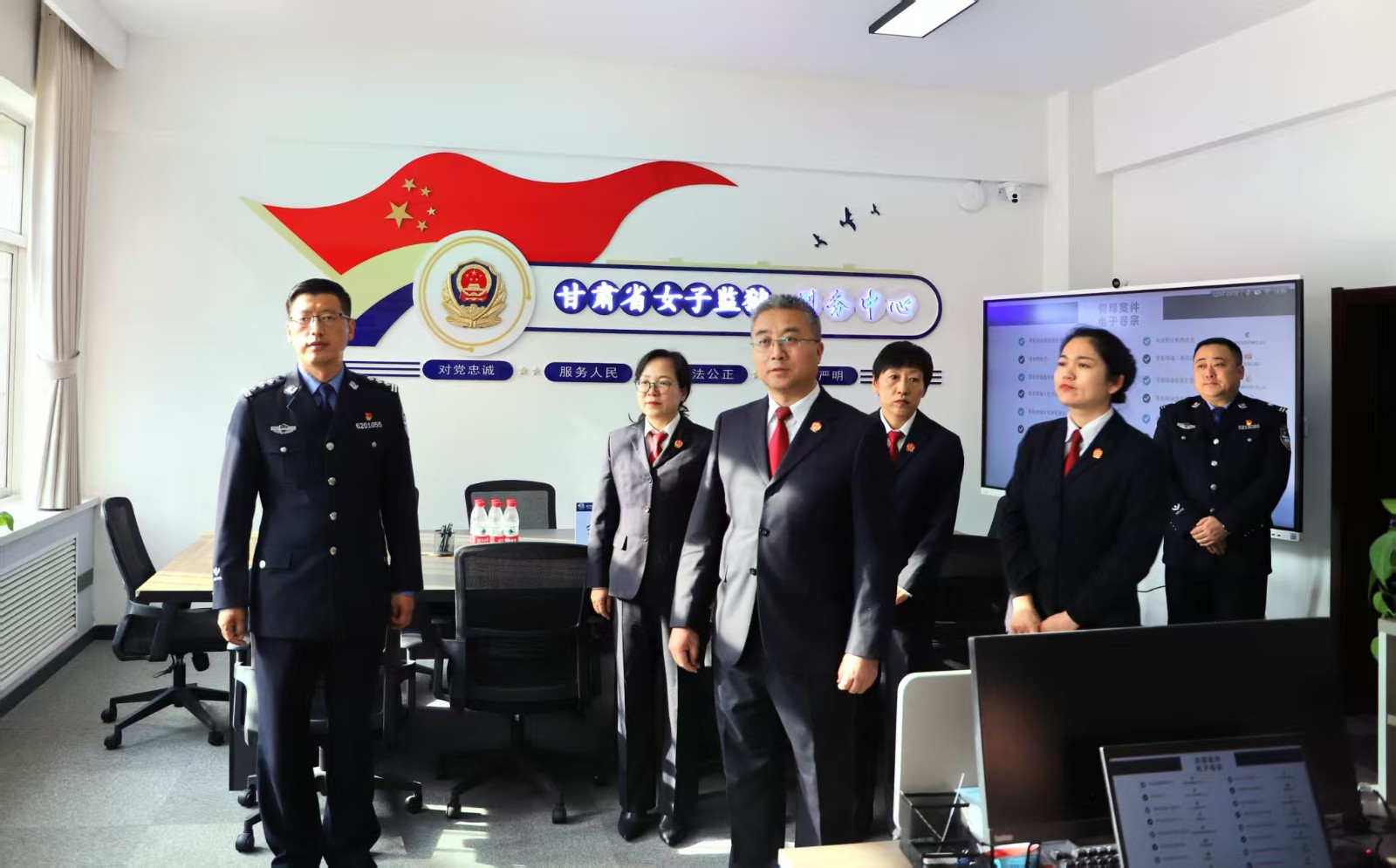 全体党员共同参观省女子监狱刑务中心。