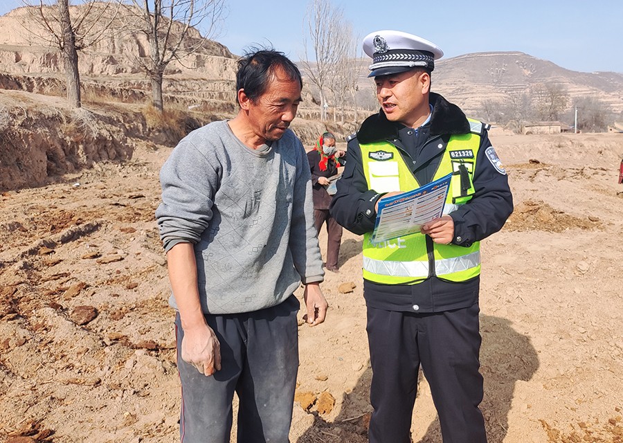 （AQEY，图片新闻）田间地头开展法治宣(39286804)-20250311114402