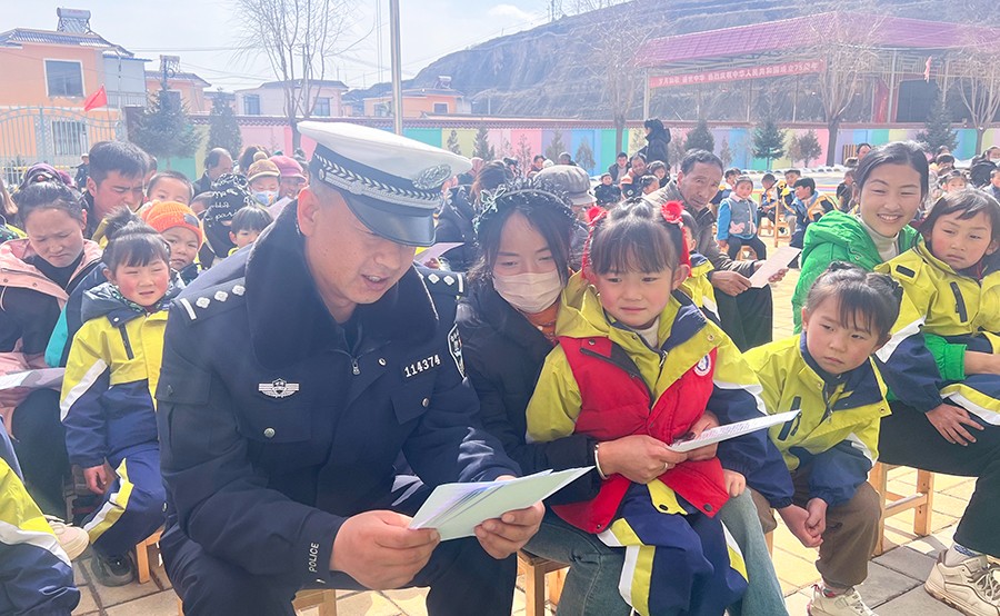 (WAQEY图片新闻)交通安全宣传走进幼(39215379)-20250311152212