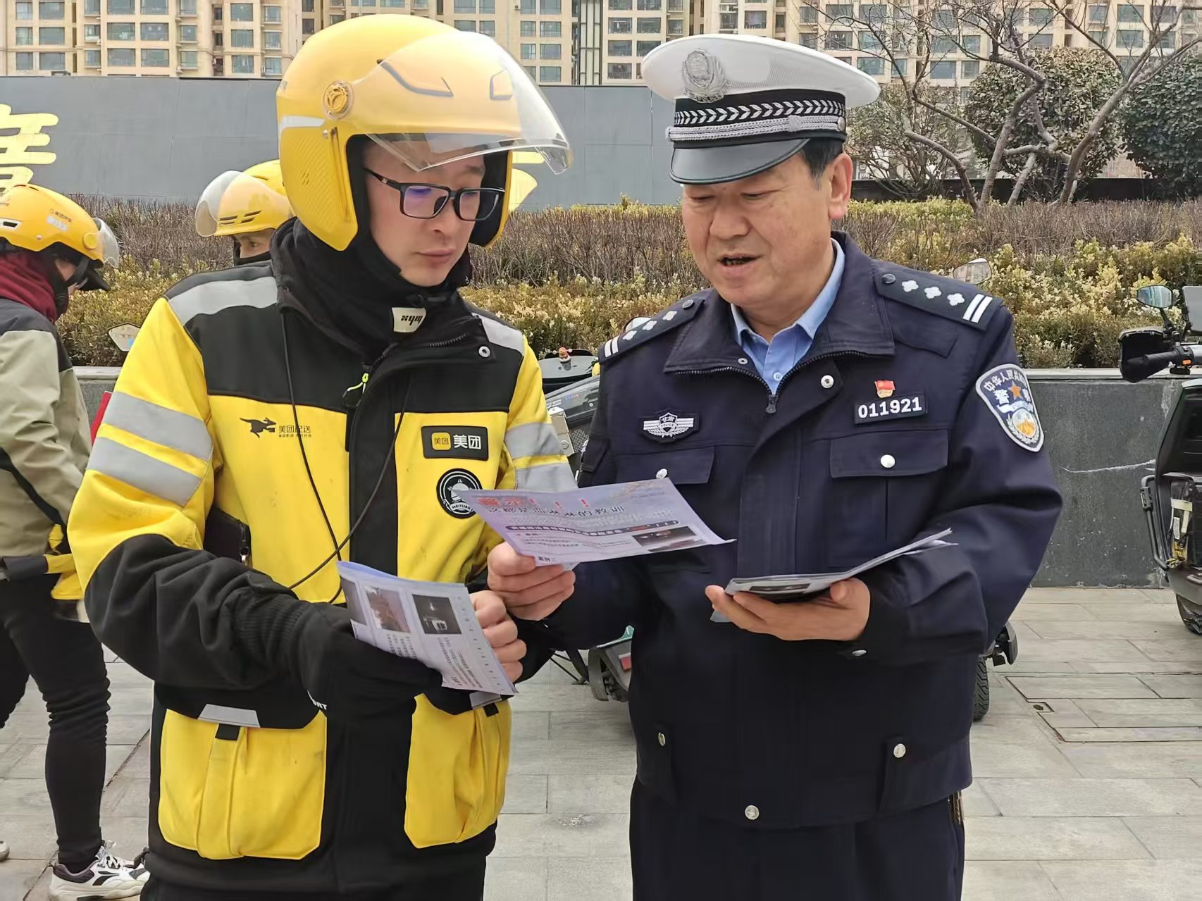 （WAQEY，图片新闻）护航外卖骑手安全(39291339)-20250312150205