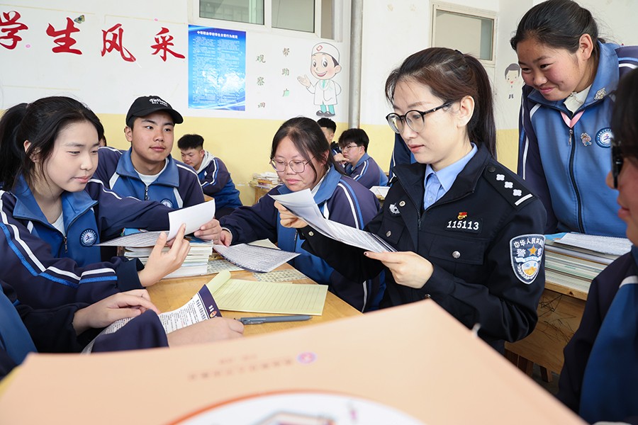 （WAQEY，图片新闻）法治宣传进校园(39294835)-20250312150652