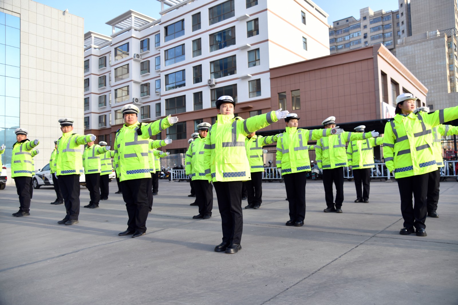 （WAQＹE图片新闻）临泽交警开展春季练(39296762)-20250312151002