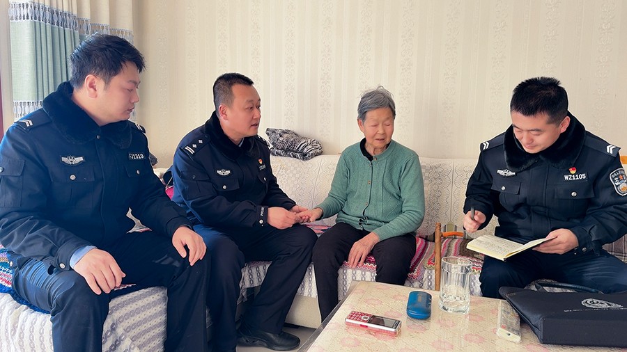 （AwQEY）配图）把群众满意度作为警务(39239267)-20250312153340