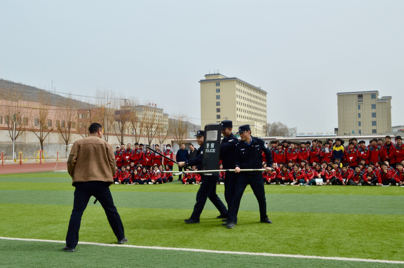 （WAEQY，图片新闻）以练助防 护校平(39372612)-20250314152211
